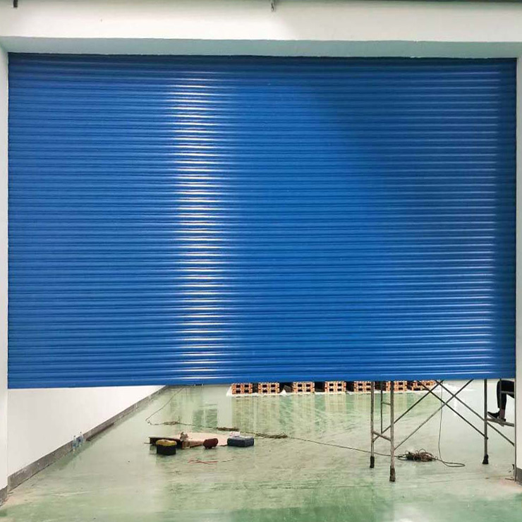 Porta de persiana estilo australiano reforçada em azul