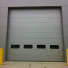 Porta industrial seccional estilo Micrograin cor cinza prateado com janelas 