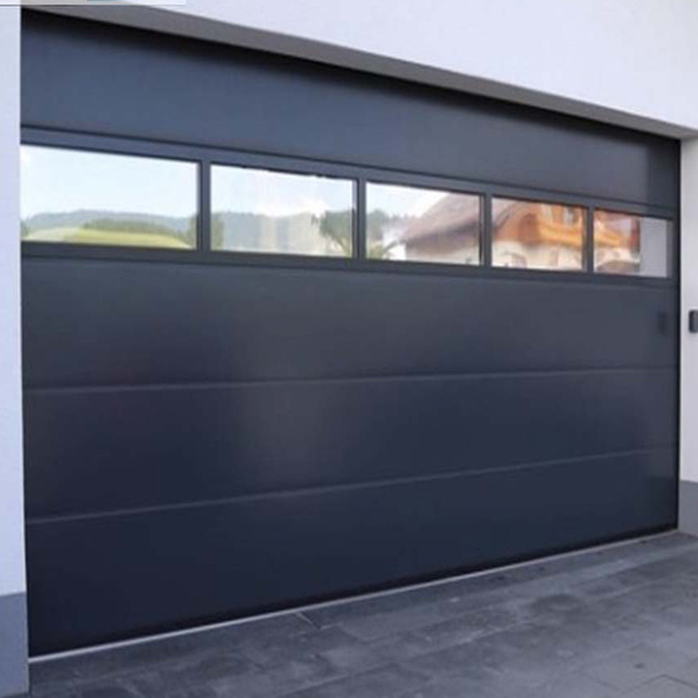 Porta de garagem personalizada com janela em perspectiva