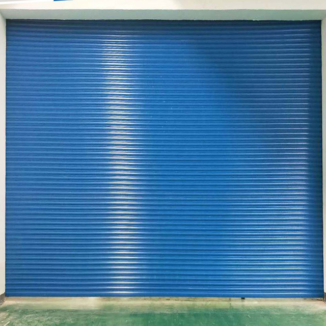 Porta de persiana estilo australiano reforçada em azul